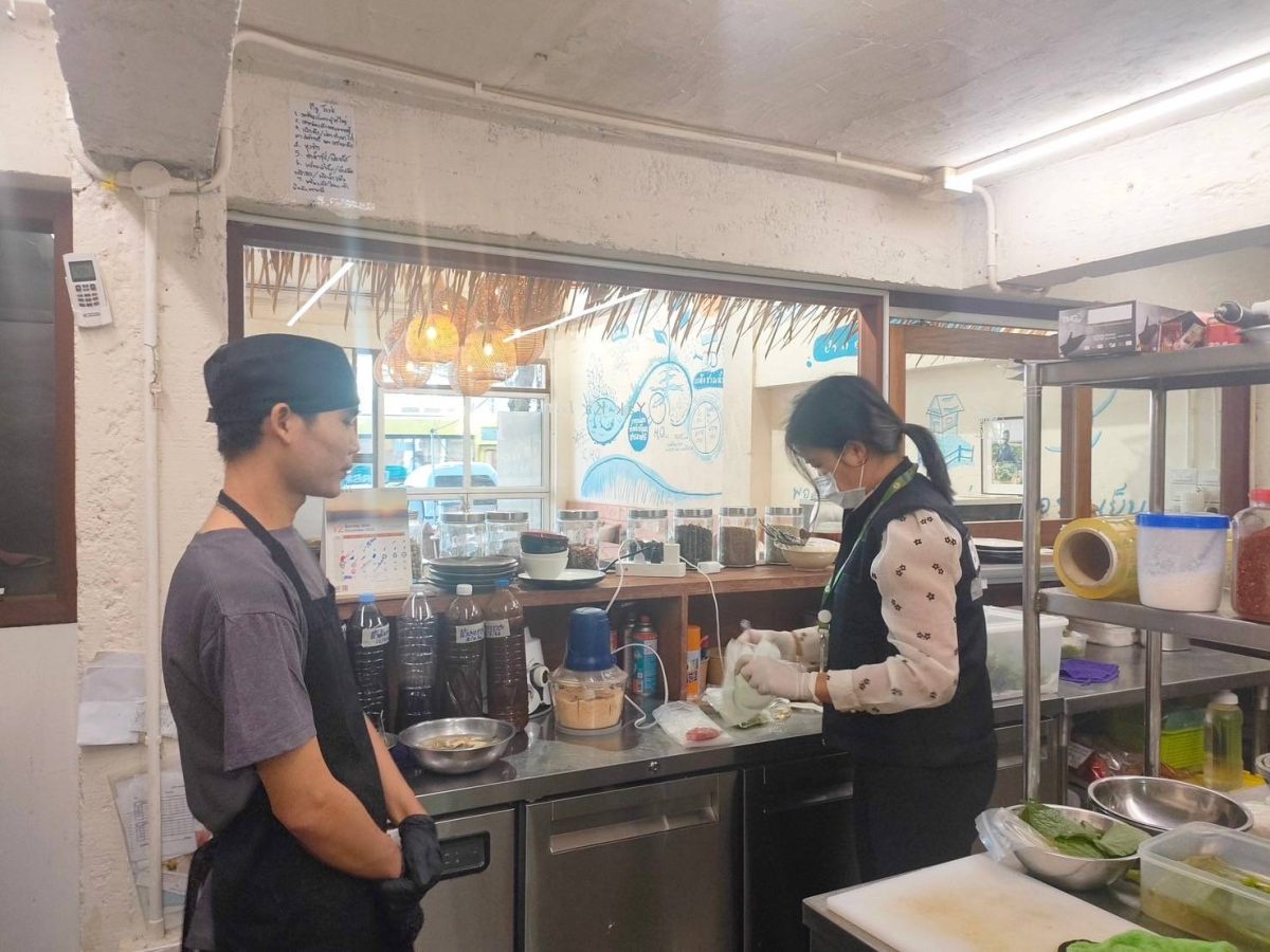 เขตปทุมวันตรวจสุขลักษณะร้านอาหาร ถ.บรรทัดทอง-กวดขันไม่ให้ตั้งโต๊ะเก้าอี้บนทางเท้า