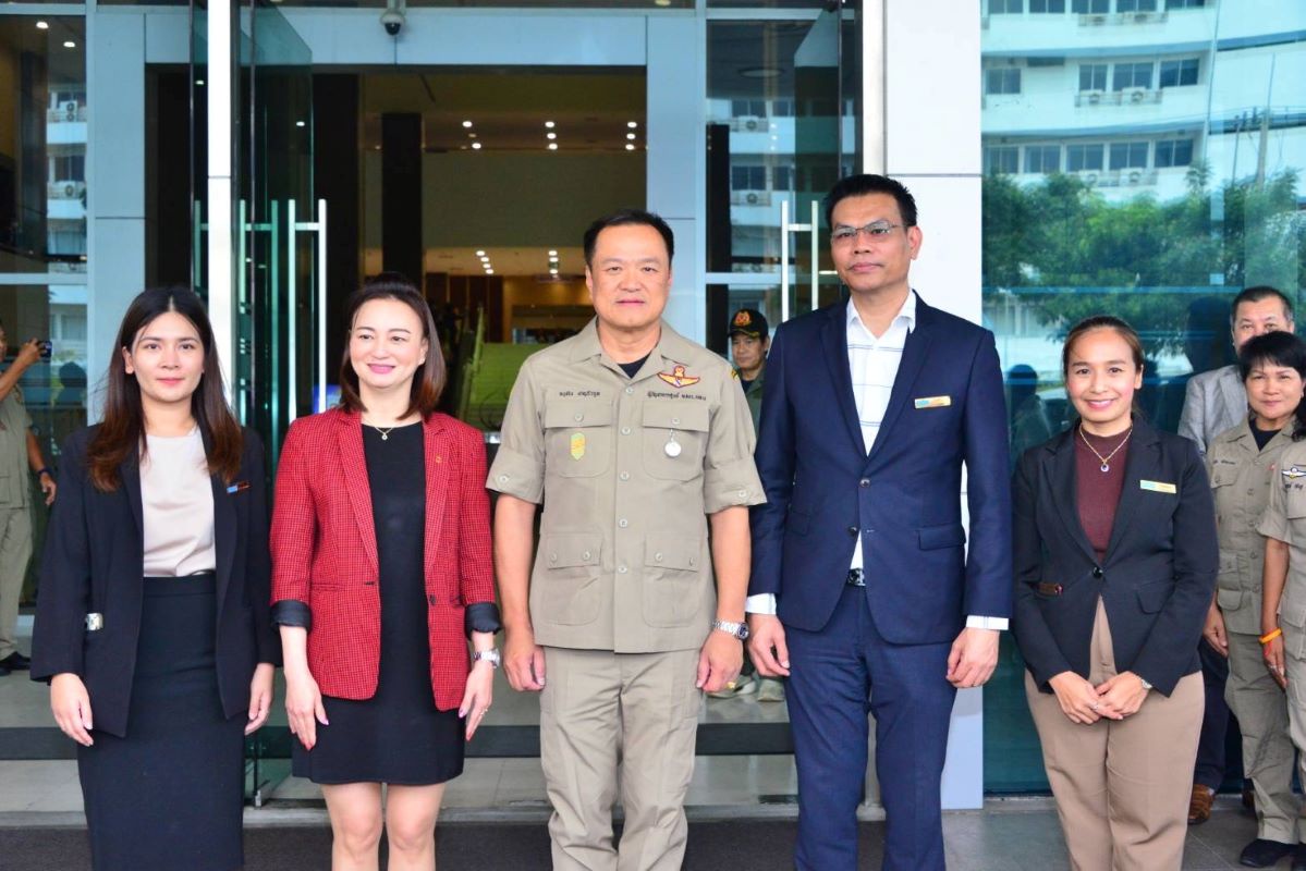 อนุทิน ชาญวีรกุล มอบโล่ประกาศเกียรติคุณและเข็มเชิดชูเกียรติแก่ อปพร ดีเด่น ณ โรงแรมเซ็นทารา ไลฟ์ ศูนย์ราชการฯ