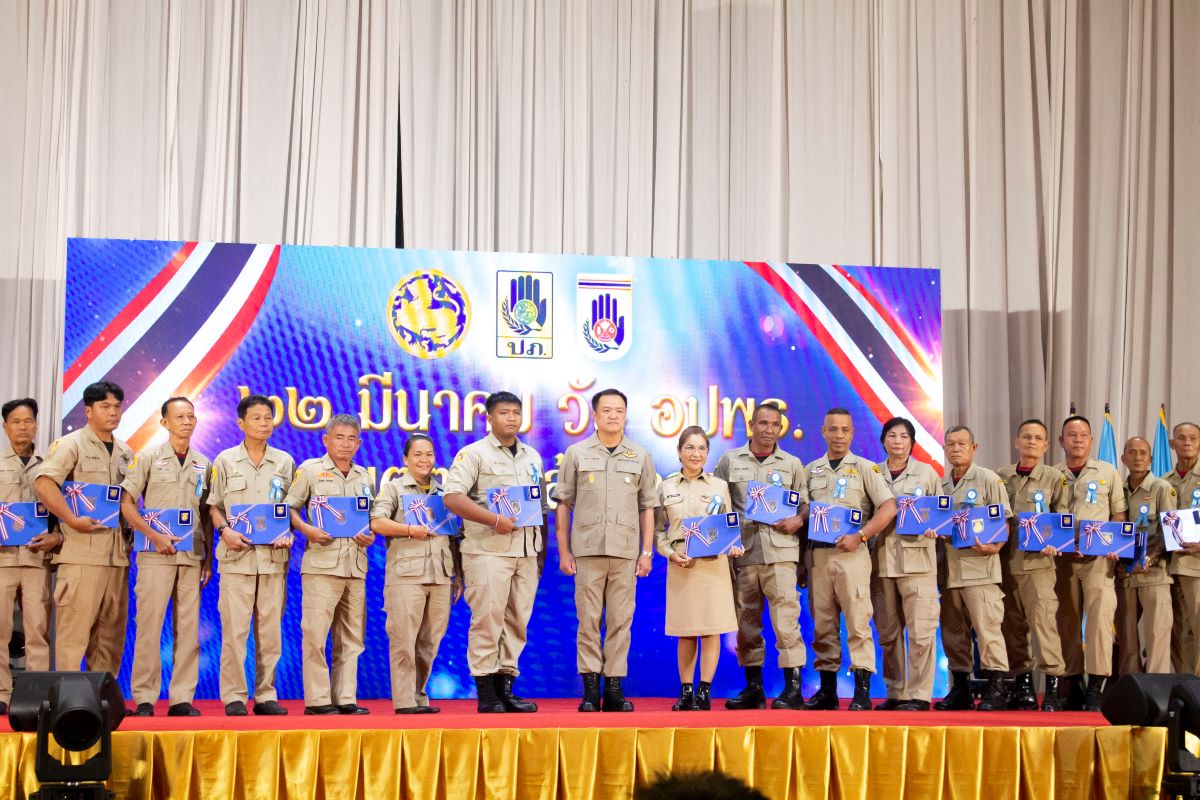 อนุทิน ชาญวีรกุล มอบโล่ประกาศเกียรติคุณและเข็มเชิดชูเกียรติแก่ อปพร ดีเด่น ณ โรงแรมเซ็นทารา ไลฟ์ ศูนย์ราชการฯ