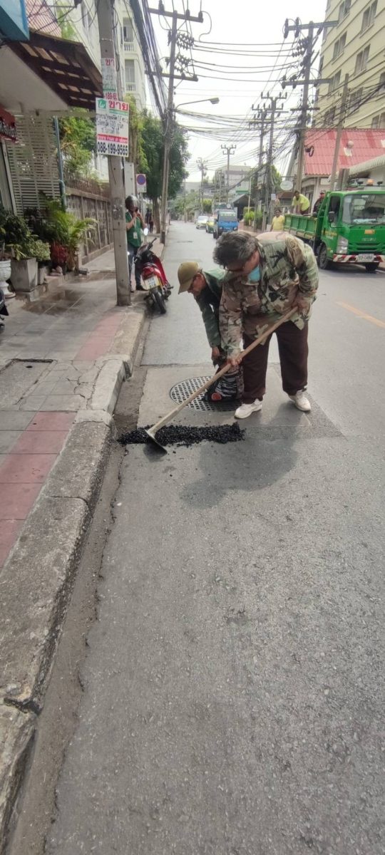 เขตจตุจักรรุดแก้ไขฝาบ่อพักท่อระบายน้ำต่างระดับในซอยวิภาวดีรังสิต 16 เพิ่มความปลอดภัยประชาชน