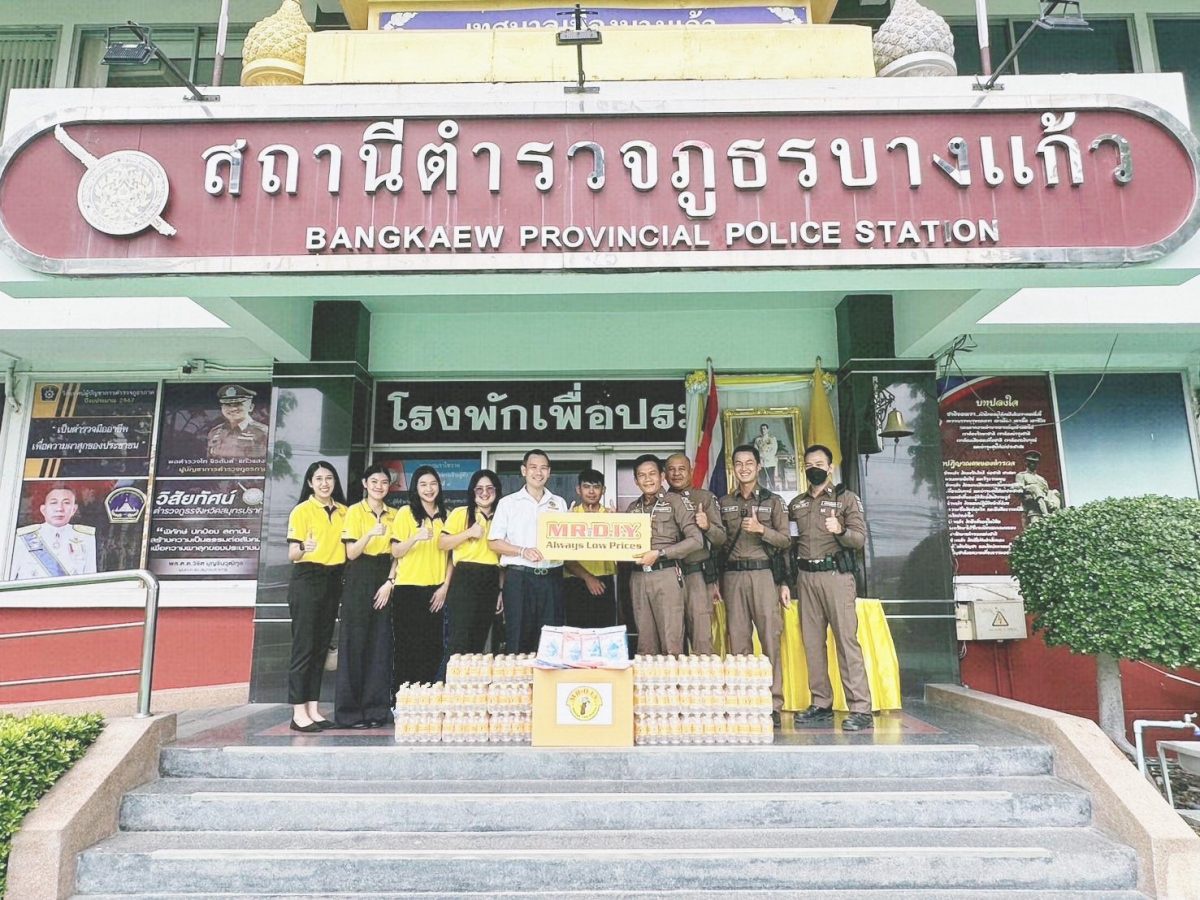 MR. D.I.Y. Sends Care During the Songkran Festival 2024, providing drinking water and raincoats to the Bang Pu-Bang Kaew Police Stations in Samut Prakan Province.