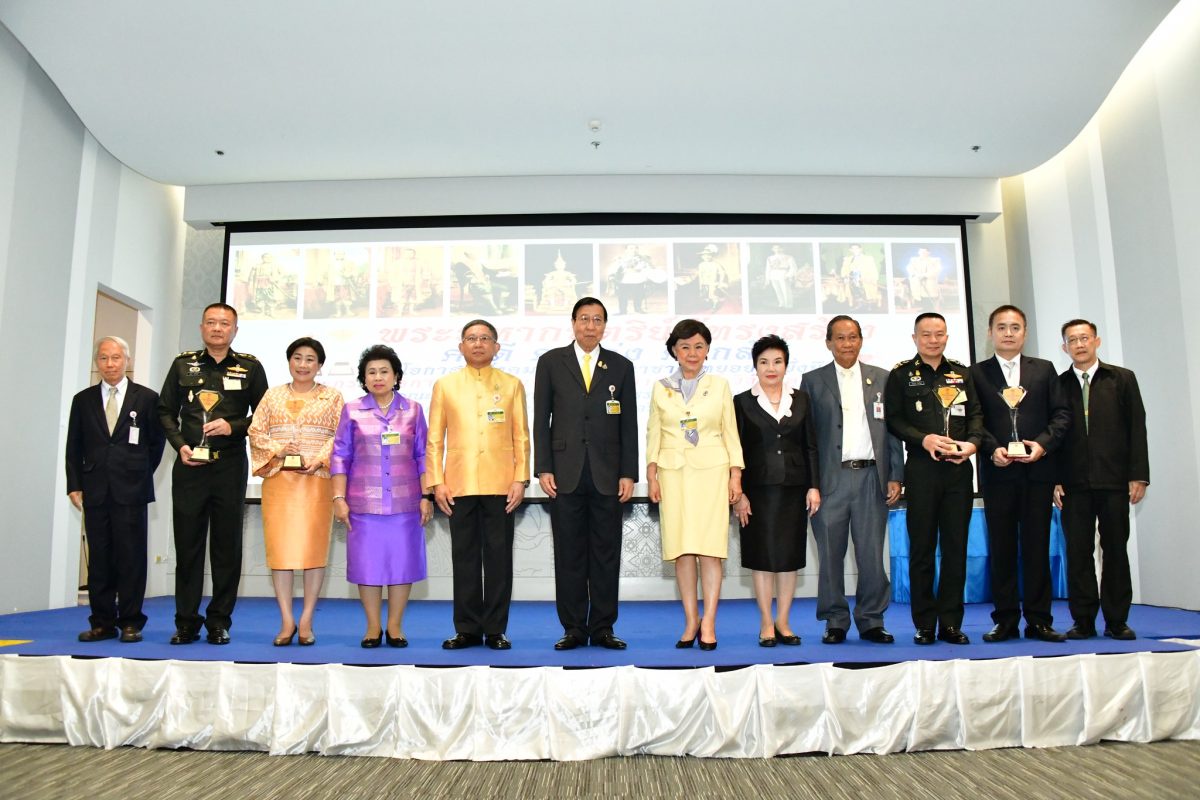 กมธ.การอุดมศึกษาฯ วุฒิสภา จัดพิธีมอบโล่รางวัล หอเกียรติยศ 2567 วุฒิสภา เพื่อส่งเสริมการสร้างคนดี คนเก่ง คนกล้า ต้นแบบในสังคมไทยให้มีความยั่งยืน