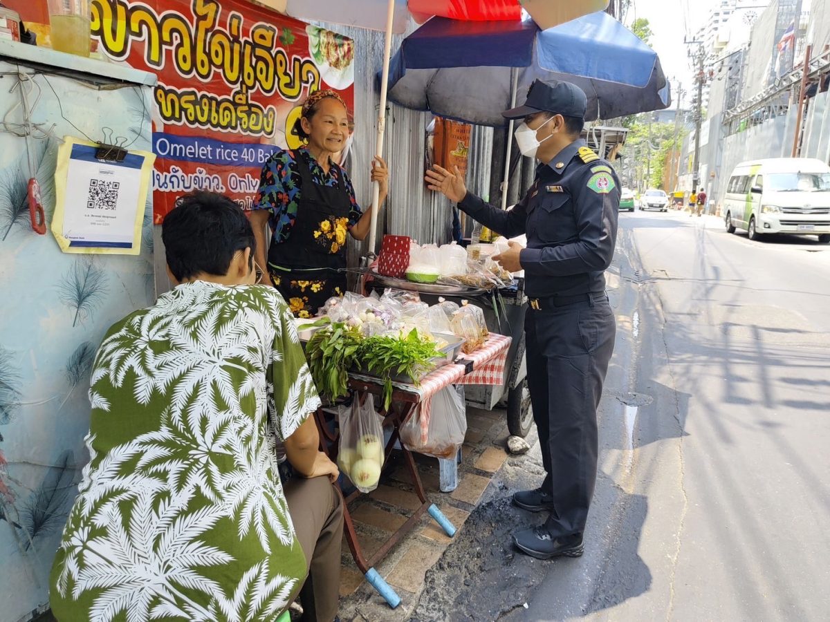 เขตคลองเตยแก้ปัญหาน้ำเน่าขังในซอยสุขุมวิท 12 พร้อมกวดขันผู้ค้าห้ามเทน้ำทิ้งลงบ่อพัก