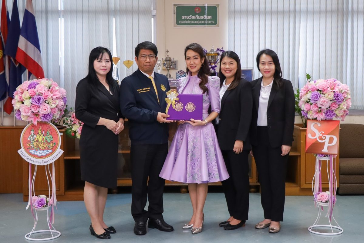 คุณมณีสุดา ศิลาอ่อน รับมอบใบประกาศเกียรติคุณ สตรีนักบริหารดีเด่น สาขาสตรีผู้บริหารภาคเอกชนดีเด่น สถานประกอบกิจการขนาดใหญ่ ประจำกรุงเทพมหานคร เนื่องในวันสตรีสากล ประจำปี