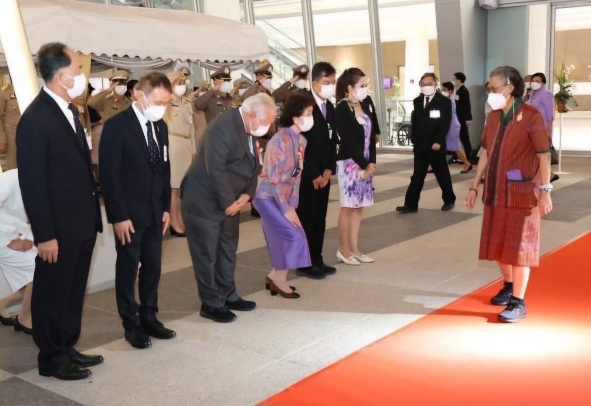 ดร.สุนทร และอารยา อรุณานนท์ชัยร่วมเฝ้ารับ และส่งเสด็จสมเด็จพระกนิษฐาธิราชเจ้า กรมสมเด็จพระเทพรัตนราชสุดาฯ สยามบรมราชกุมารี