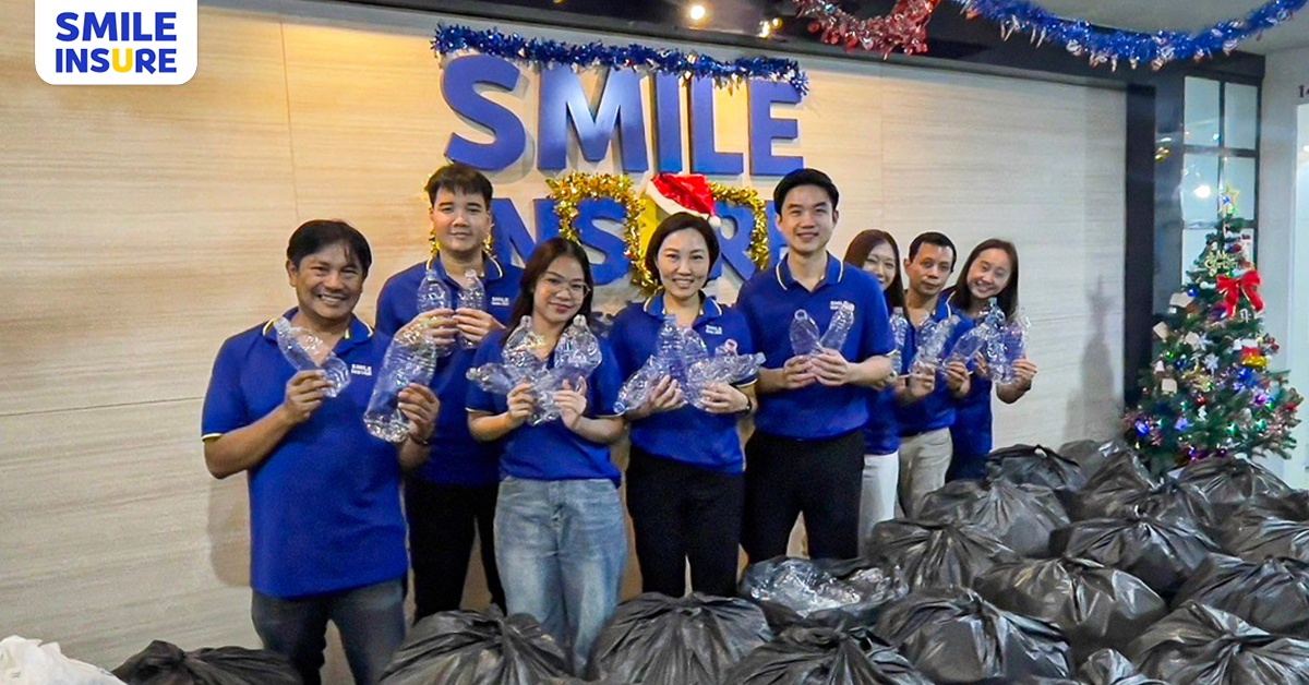 ทีมงาน SMILE INSURE และผู้บริหารร่วมบริจาคขวดพลาสติกส่งมอบให้วัดจากแดง ในโครงการ เก็บ แยก แลก จ้า เพื่อนำไปผลิตเป็น