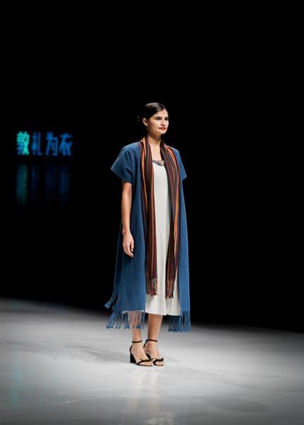คอลเลคชั่นเสื้อผ้าที่ย้อมด้วยพืชของชนชาติหลีจาก Jinxiu Zhibei ชนะการประกวดบนเวที Keqiao-China International Formal Attire Design Competition
