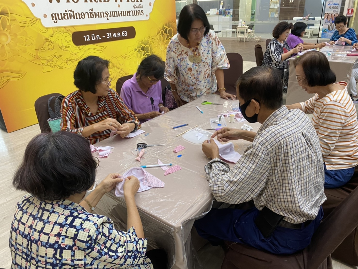 ศูนย์การค้าเครือเอ็ม บี เค ร่วมกับ ศูนย์ฝึกอาชีพกรุงเทพมหานคร สอนทำหน้ากากอนามัยแบบผ้า ส่งมอบความห่วยใย ใส่ใจสุขอนามัยของคนไทย รับมือโควิด-19