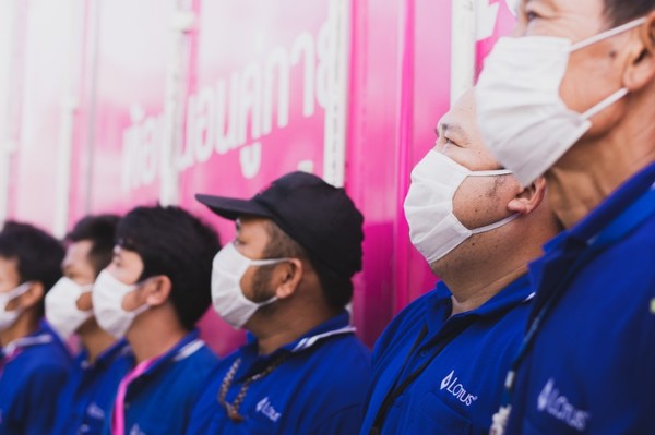 คาราวาน Lotus Rangers ออกปฏิบัติการส่งที่นอนสนาม 3,000 ชุด มูลค่ากว่า 10 ล้านบาท ถึงมือเหล่านักรบชุดขาวใน 26 โรงพยาบาลสนาม