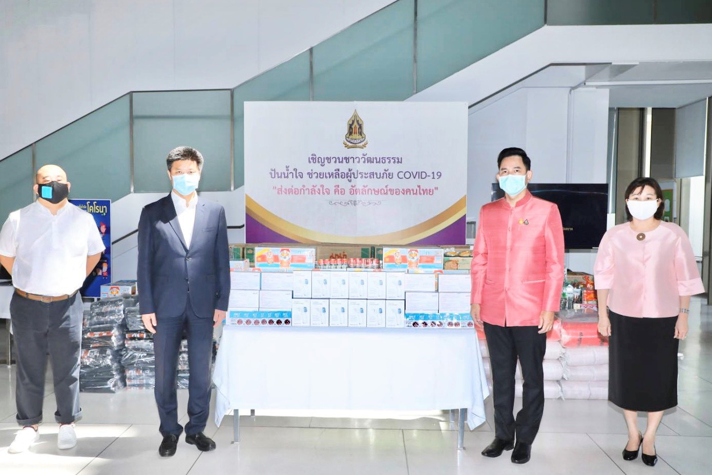 ภาพข่าว: นายอิทธิพล รัฐมนตรีว่าการกระทรวงวัฒนธรรม รับมอบหน้ากากอนามัย และเครื่องวัดอุณหภูมิ จากผู้แทนสภาวัฒนธรรมไทย-จีน
