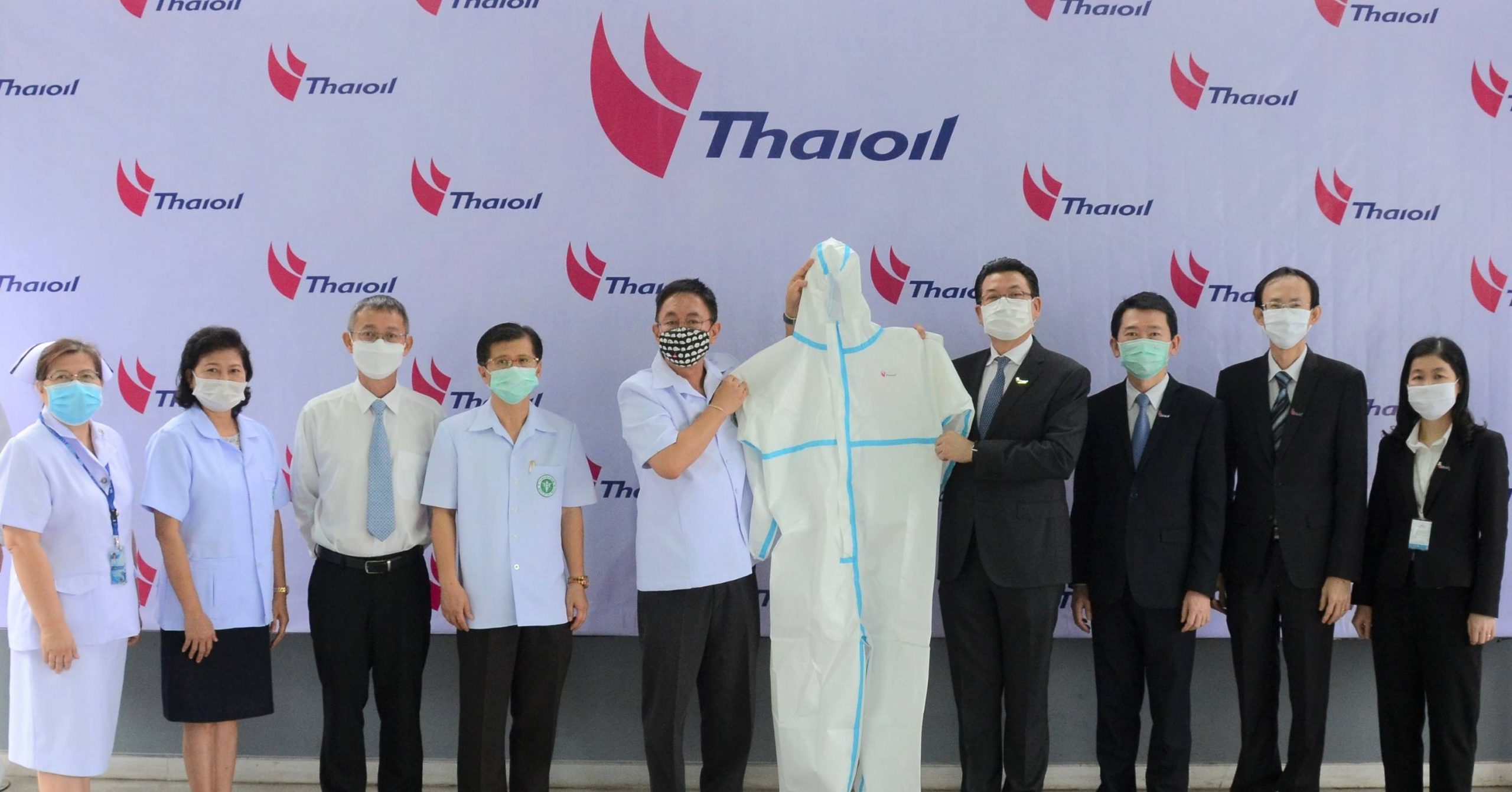 กลุ่มไทยออยล์เดินหน้าปกป้องบุคลากรทางการแพทย์ ส่งมอบชุดคลุมป้องกันการติดเชื้อ ให้กับโรงพยาบาล ในพื้นที่ จ.ชลบุรี มูลค่า 5,100,000