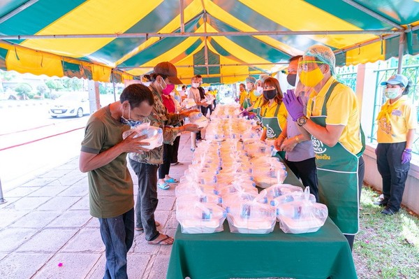 ครัวราชภัฏโคราช นำจิตอาสา ช่วยชุมชนผ่านวิกฤติโควิด แจกอาหารกล่อง วันละ 500 กล่อง