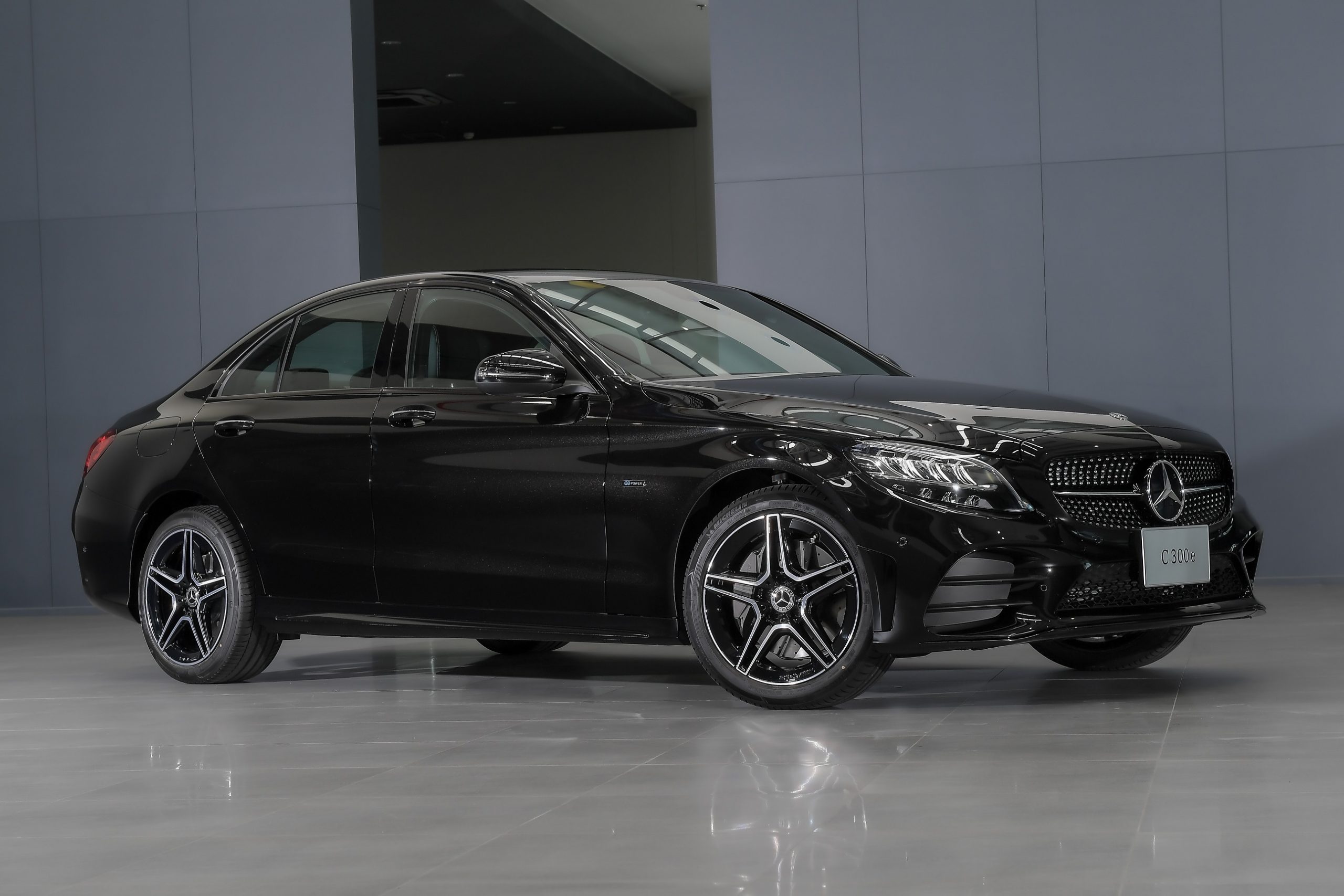 เมอร์เซเดส-เบนซ์ เตรียมเปิดตัว Mercedes-Benz C 300 e AMG Sport รถยนต์ EQ Power ปลั๊กอินไฮบริดดีไซน์สปอร์ตรุ่นใหม่