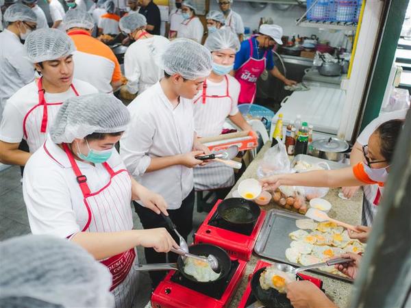 วิทยาลัยดุสิตธานี ศูนย์การศึกษาเมืองพัทยา จัดอาหารกลางวันเลี้ยงนักเรียนผู้พิการทางสายตา ถวายเป็นพระราชกุศลในหลวง