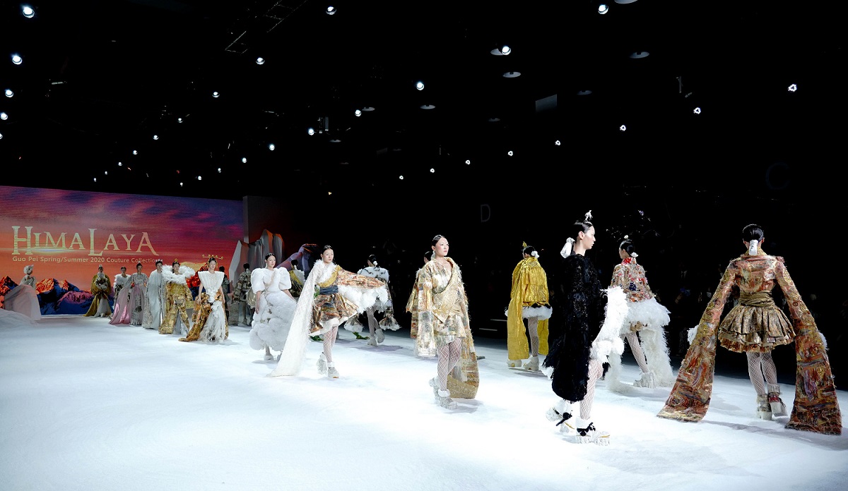 Xinhua Silk Road: งานแฟชันวีค International Fashion Week 2020 เมืองจี่หนาน มณฑลซานตง อวดโฉมแฟชันระดับโอต์กูตูร์ ผลงานจากดีไซเนอร์ชื่อดังทั้งจีนและต่างประเทศ