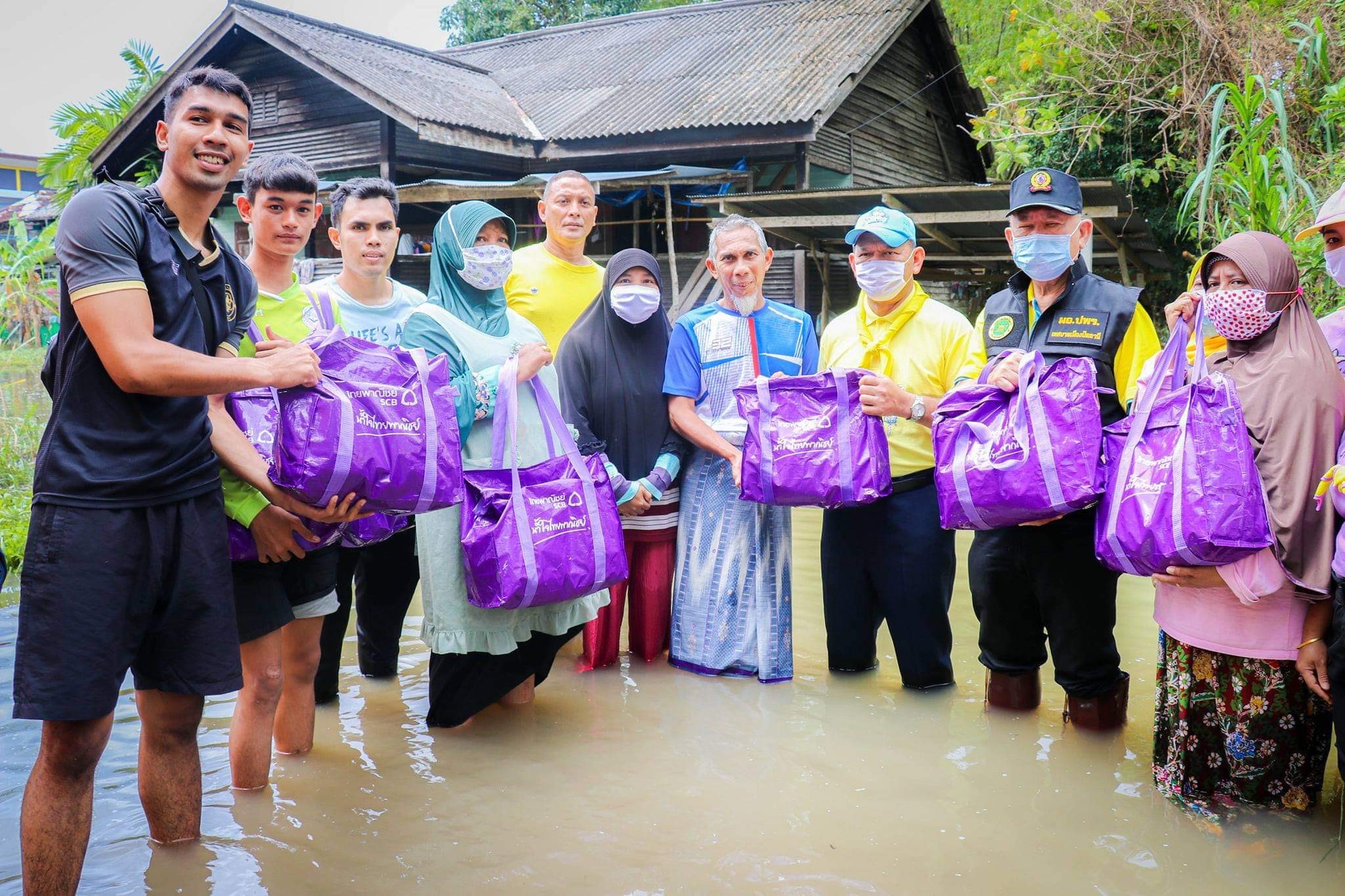 ธนาคารไทยพาณิชย์ร่วมกับกองทัพอากาศจัดส่งถุงยังชีพเป็นกำลังใจและบรรเทาทุกข์ผู้ประสบอุทกภัยในภาคใต้